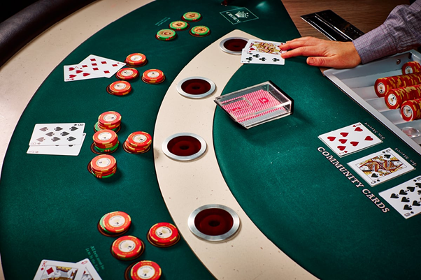 Bàn chơi Casino Stud Poker với người chơi và lá bài